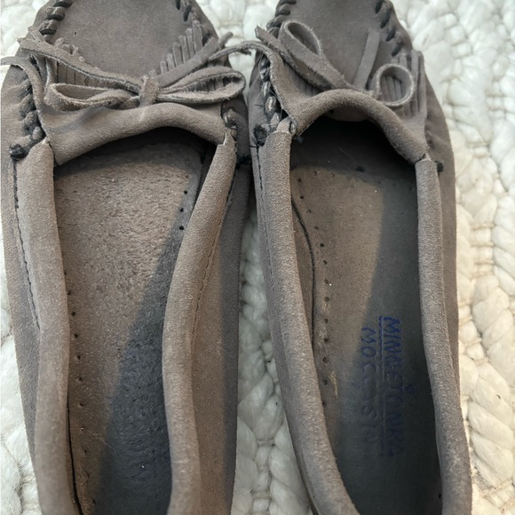 Women’s Gray Minnetonka Moccasin Size 9.5 - Picture 2 of 4